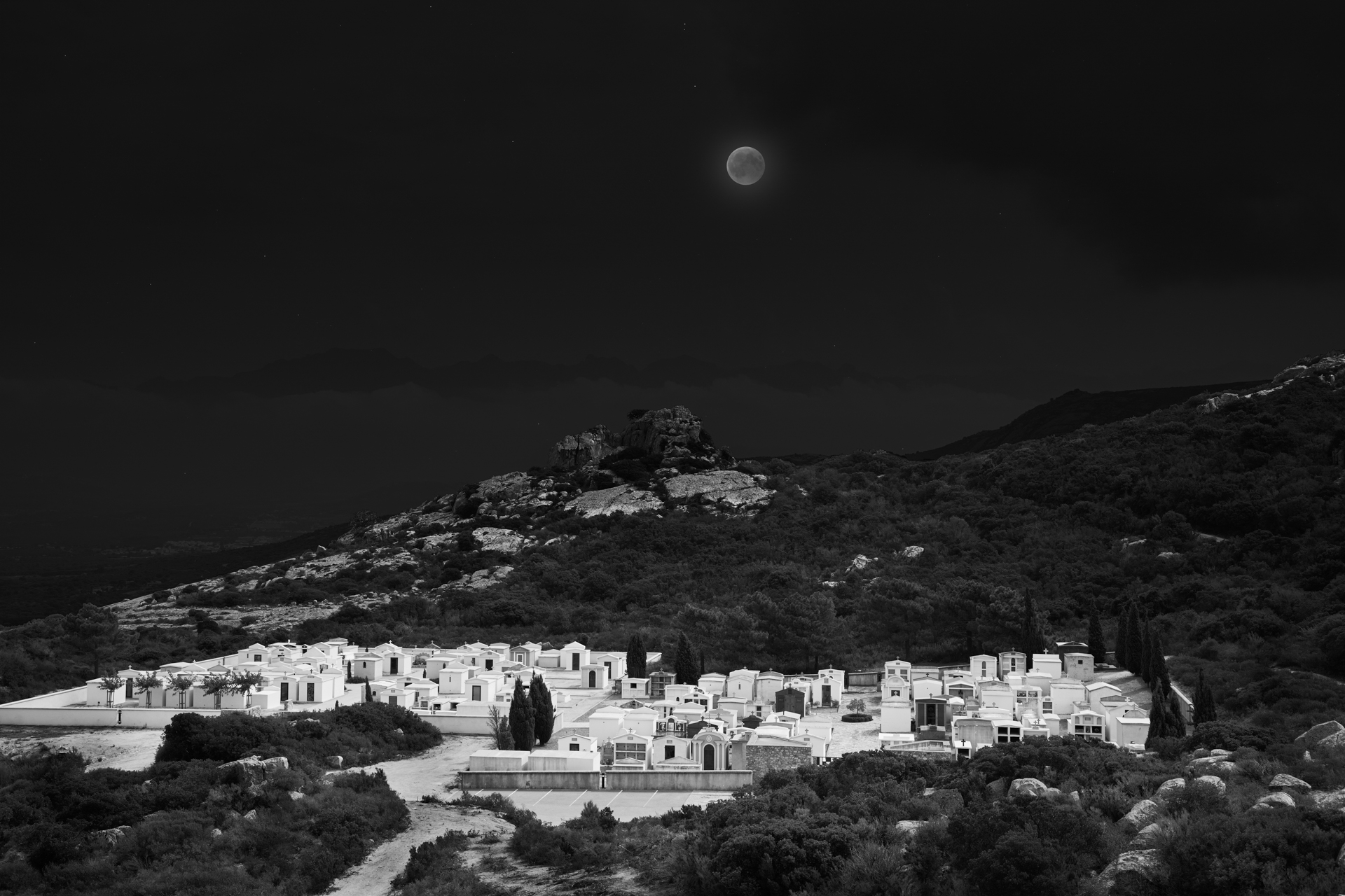 Lune sur cimetière
